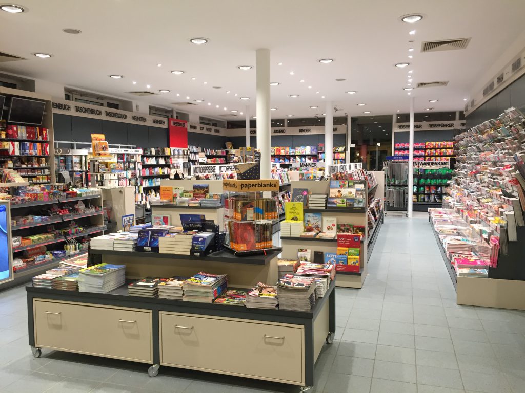 Innenansicht der Bahnhofsbuchhandlung Krähling mit Büchern, Zeitungen und Zeitschriften